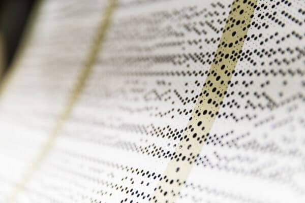 織機に柄の情報を読み込ませる「紋紙」の出荷日本一